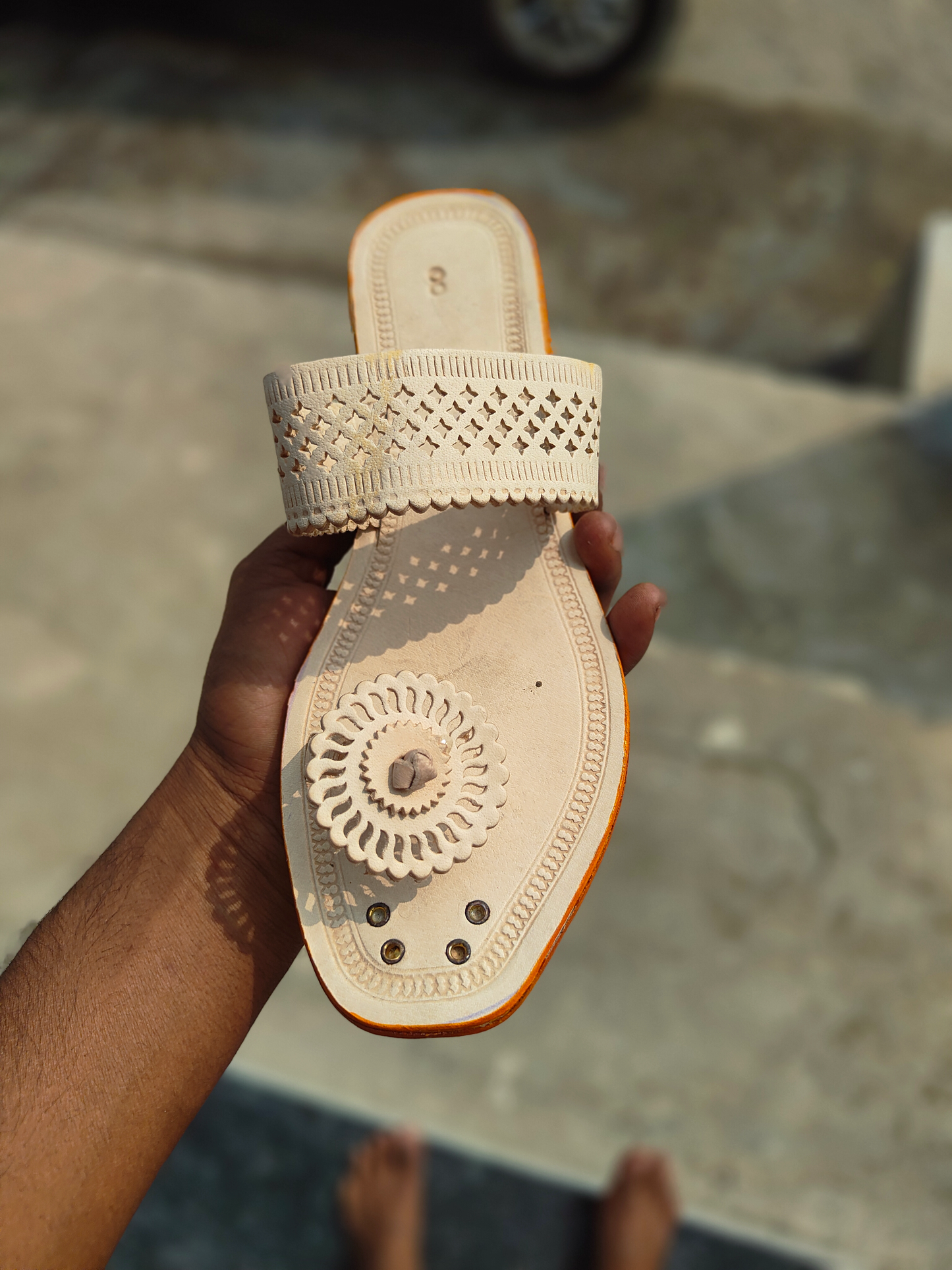 Ladies Angtha Patta White Kolhapuri Chappal