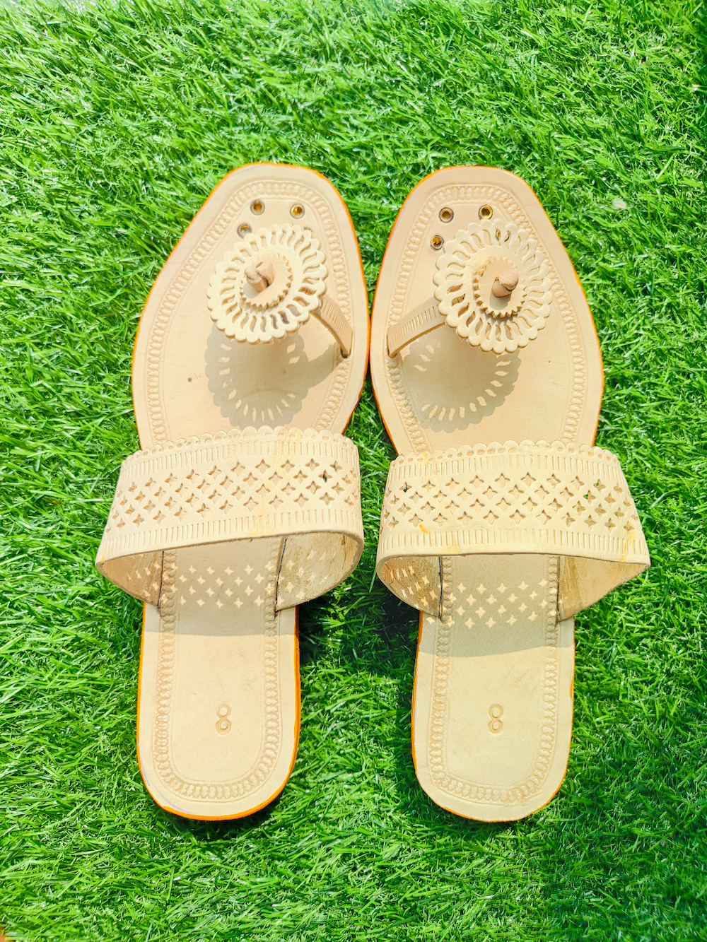 Ladies Angtha Patta White Kolhapuri Chappal