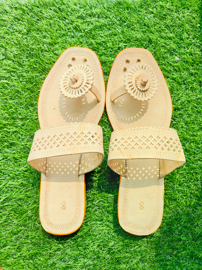 Ladies Angtha Patta White Kolhapuri Chappal